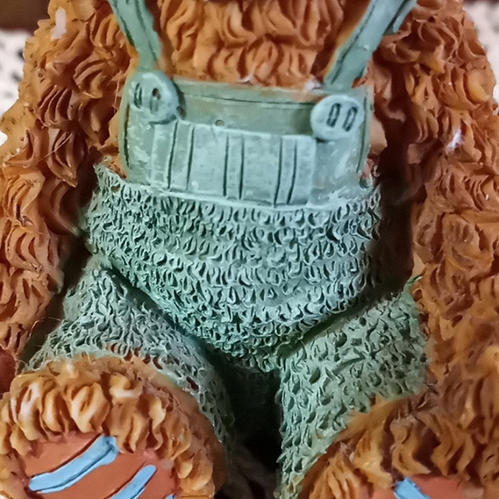 "1990" RESIN TEXTURED TEDDY BEAR WITH GREEN OVERALLS(CH/TP) - Picture 7 of 14